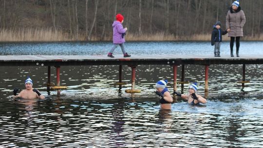 10 minut w zimnej wodzie także w święta [FILM]