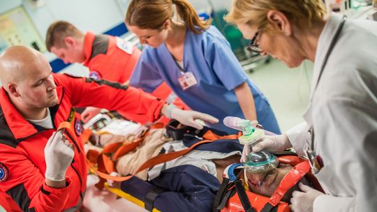 Złote klatki ratownictwa: Pensje idą w górę a chętnych do pracy brak