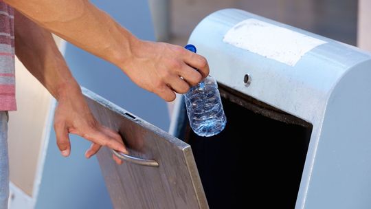 Aż 100 tysięcy zł wyciągnęli z butelkomatu Lidla