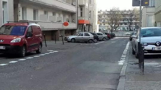 Stówa i nie ma problemu? Koniec z takimi cwaniakami parkują na chodniku