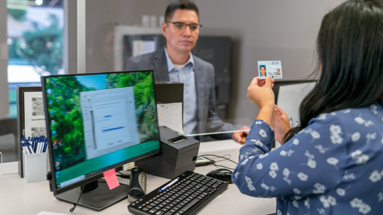 W 2026 miliony obywateli straci dowody i prawa jazdy. Drożej za dokumenty