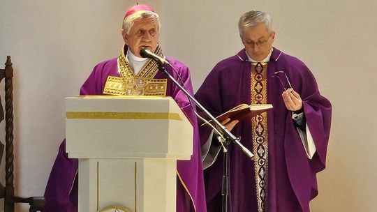 Rezygnacja arcybiskupa Andrzeja Dzięgi nie jest dobrowolna. Kara z Watykanu