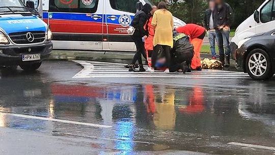 84-latek potrącił pieszą na pasach