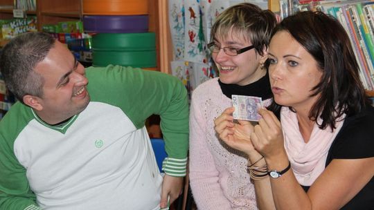 A dlaczego pani nosi czarne okulary?