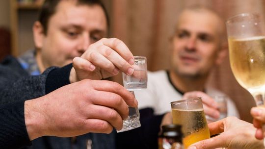 Alkohol sprzedają w sieci. Po cichu wchodzą na rynek