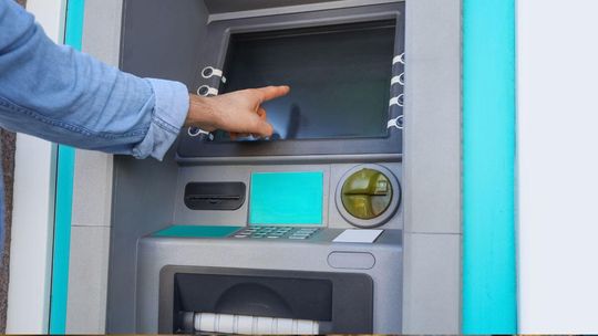 Klientom jednego z banków zaczęły znikać pieniądze. Przez nakładki na bankomat?