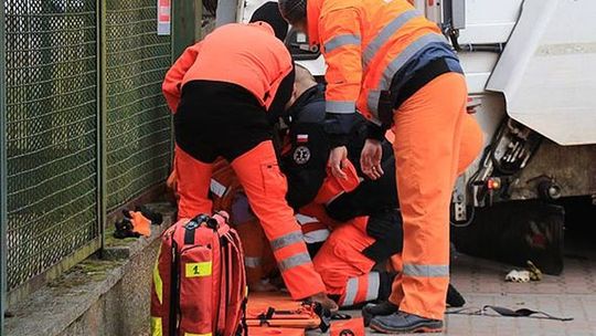 Agresywny i wulgarny zniszczył ratownikowi okulary