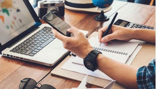 Smartfon i sztuczna inteligencja w podróży – nowoczesne planowanie wakacji przez Polaków