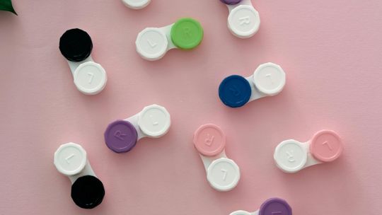 Akcesorium, które w prosty sposób zupełnie odmieni Twój wygląd. Kolorowe soczewki