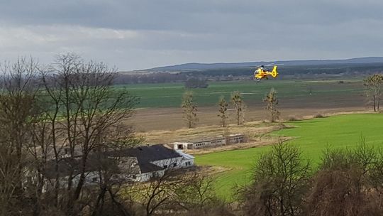 Akcja ratownicza z udziałem karetki i śmigłowca LPR