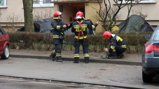 Akcja strażaków na dachu bloku 