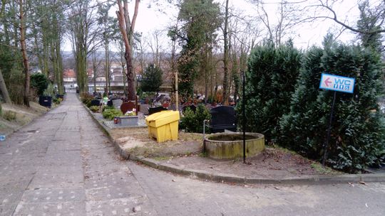 Alejki na cmentarzu są nieprzejezdne dla niepełnosprawnych – skarży się czytelniczka