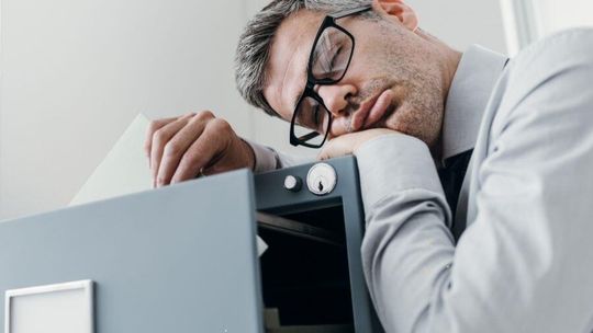 Plaga zwolnień lekarskich na alkohol | Kto najczęściej bierze L4 z powodu nadużycia?