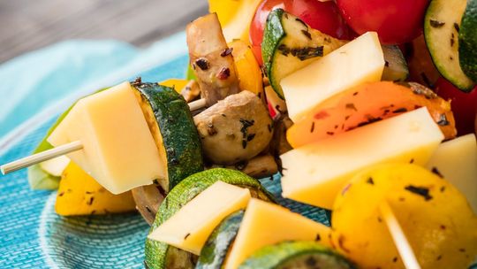 Alternatywa dla wegetarian - pomysł na warzywne szaszłyki z serem żółtym