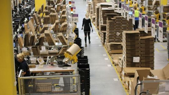 Amazon nie będzie potrzebował tylu pracowników. Sztuczna inteligencja zredukuje zatrudnienie