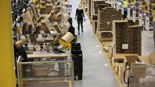 Platformy sprzedażowe będą zwalniać pracowników? Sztuczna inteligencja redukuje zatrudnienie