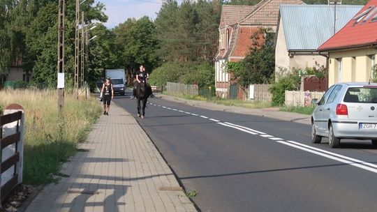 Amazonki konno przemierzają ulice