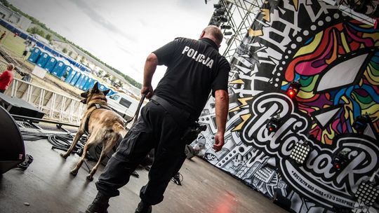 Antyterroryści i wyszkolone psy sprawdzają sceny festiwalu Pol’and’Rock