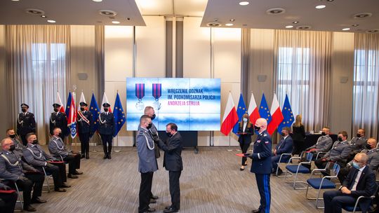 Ariel Lipiński odznaczony. Policjant uratował kobietę przed gwałcicielem  