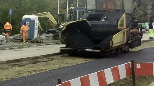 Asfalt został wylany na podbudowę bitumiczną – mówi naczelnik