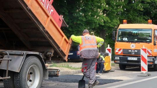 Asfaltują dziury w ulicy Asfaltują dziury w ulicy