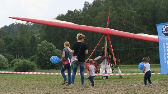 Atrakcje w powietrzu i na trawie - festyn modelarski pod Górą Czcibora