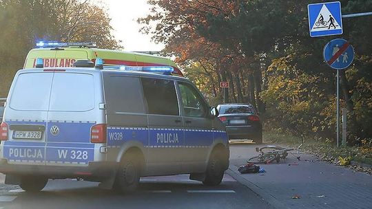 Audi wjechał w rowerzystę. 74-letni mężczyzna trafił do szpitala