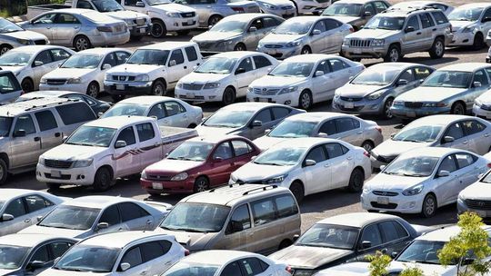 Auta poleasingowe w Warszawie – czy opłaca się jechać po auto do stolicy?