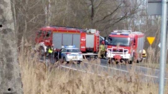 Auta ze zdarzenia drogowego zabrała laweta