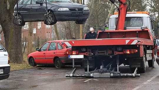 Auto blokuje miejsce na parkingu - uważa czytelniczka