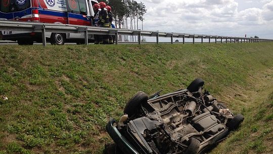 Auto dachowało. Po rannego przyleciał śmigłowiec