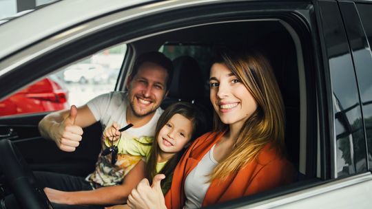 Auto dla rodziców. Jakie cechy powinno posiadać?