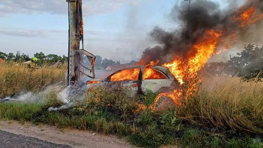 Auto osobowe uderzyło w słup energetyczny i stanęło w płomieniach