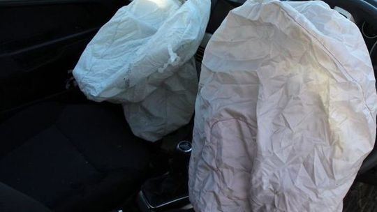 Auto przekoziołkowało i zatrzymało się w sadzie