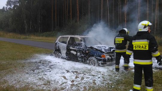 Auto stanęło w ogniu podczas jazdy