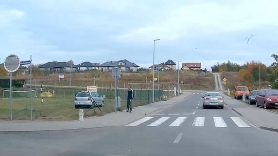 Auto staranowało ogrodzenie. Kolizja na skrzyżowaniu ulic Reymonta i Fredry