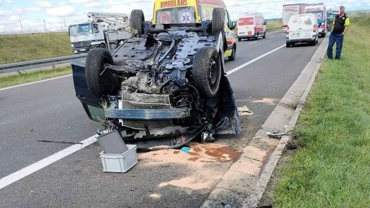 Auto uderzyło w barierki i dachowało