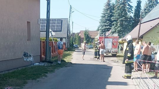 Auto uderzyło w budynek. Sprawca uciekł z miejsca kolizji