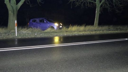 Auto w rowie. Szklanka na drodze