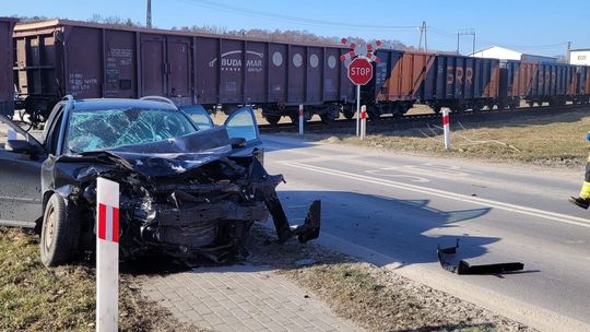 Huk i śmigłowce LPR nad torami: Pięć osób rannych po zderzeniu na przejeździe