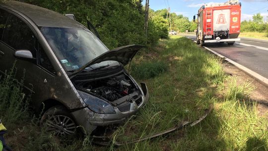 Auto wpadło do rowu. Dwie osoby poszkodowane Auto wpadło do rowu. Dwie osoby poszkodowane