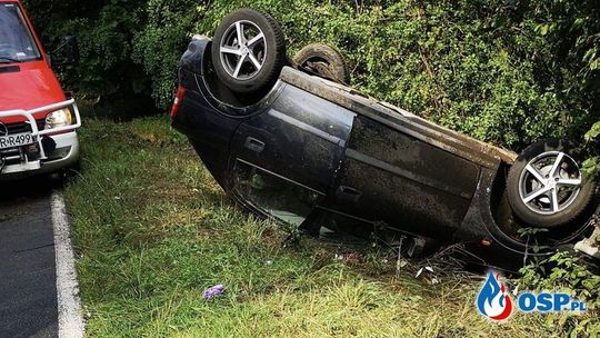 Auto wpadło do rowu i dachowało. Po rannego przyleciał śmigłowiec [FOTO]