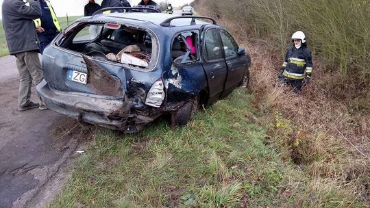 Auto wpadło do rowu. Jedna osoba została ranna