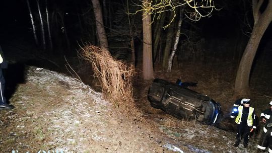 Auto wypadło z drogi, a kierowca uciekł