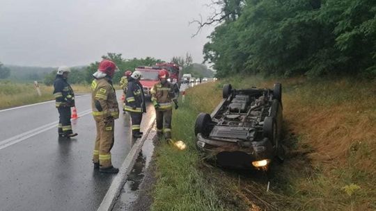 Auto wypadło z drogi i dachowało [FOTO]