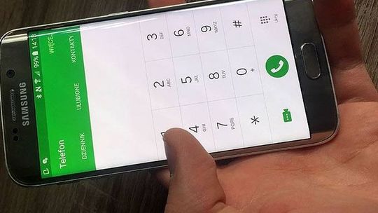 Autobus jeździ po krawężnikach – dzwoni na policję pasażer