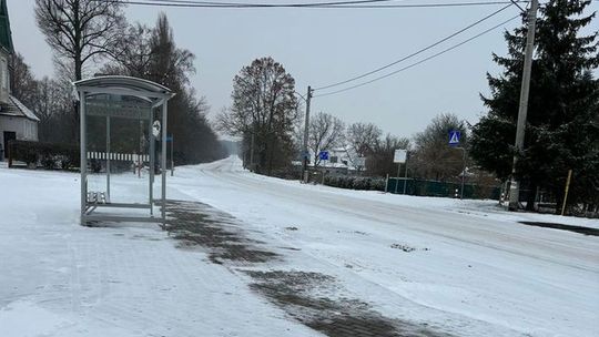 Autobus szkolny ślizga się na nieodśnieżonej drodze [list]