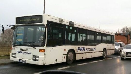 Autobus zawiesił się na przejeździe