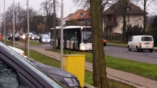 Autobus zderzył się z osobówką