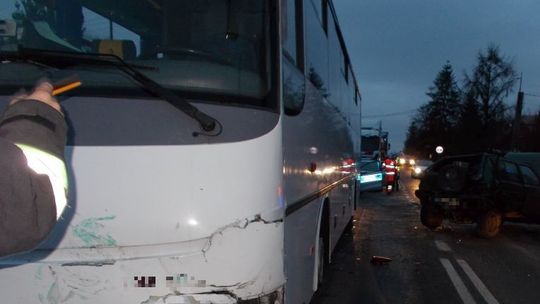 Autobus zderzył się z samochodem osobowym